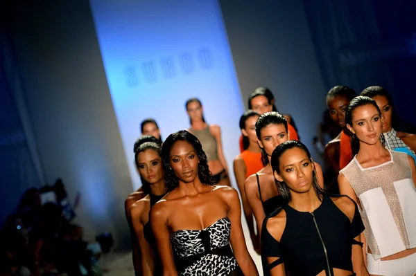 Models laufen bei der Suboo-Show über den Laufsteg — Stockfoto