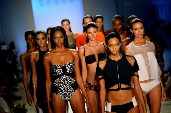 Models walk the runway finale at the Suboo show — Stock Photo, Image