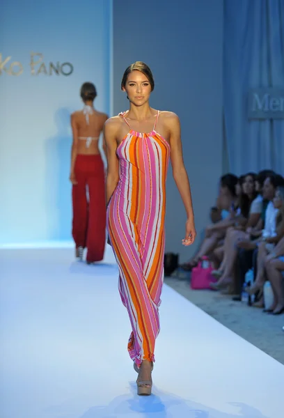 Model walks runway at the Poco Pano Collection — Stock Photo, Image