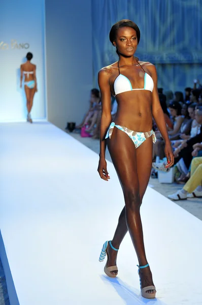 Model walks runway at the Poco Pano Collection — Stock Photo, Image