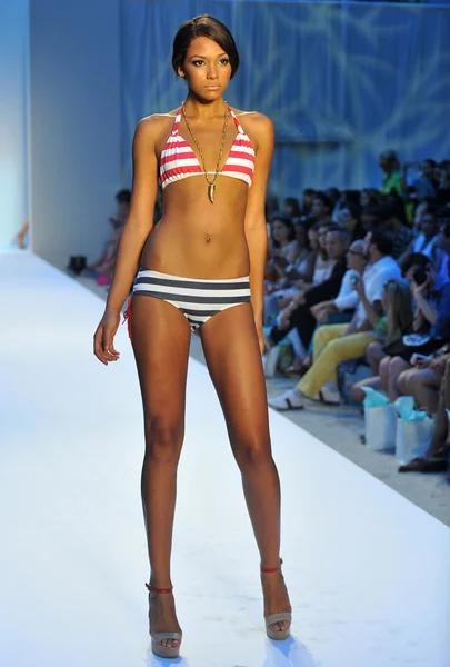 Model walks runway at the Poco Pano Collection — Stock Photo, Image