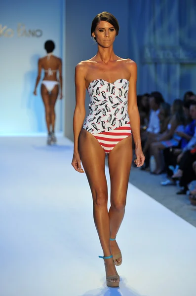 Model walks runway at the Poco Pano Collection — Stock Photo, Image