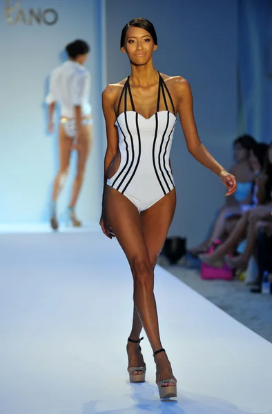 Model walks runway at the Poco Pano Collection — Stock Photo, Image