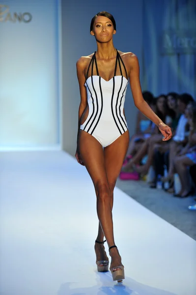 Model walks runway at the Poco Pano Collection — Stock Photo, Image