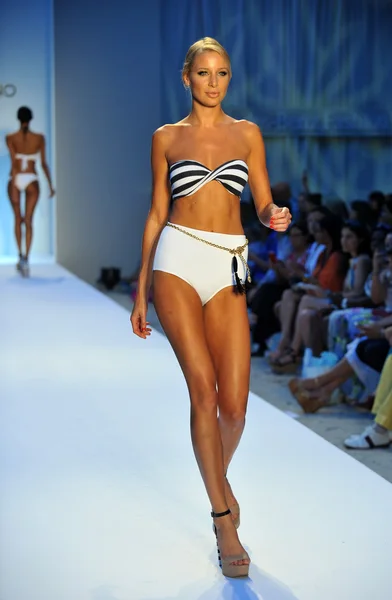 Model walks runway at the Poco Pano Collection — Stock Photo, Image