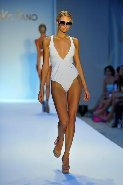 Model walks runway at the Poco Pano Collection — Stock Photo, Image