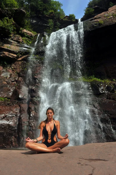 Красивая девушка медитирует в позе йоги лотоса — стоковое фото