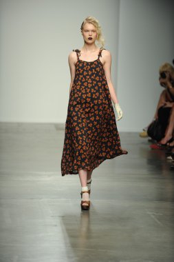 bir model Ivana helsinki bahar 2013 moda şovunda pist yürür