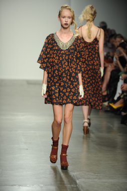 bir model Ivana helsinki bahar 2013 moda şovunda pist yürür