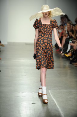 bir model Ivana helsinki bahar 2013 moda şovunda pist yürür