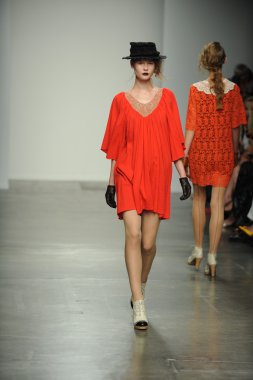 bir model Ivana helsinki bahar 2013 moda şovunda pist yürür