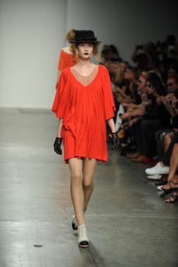 bir model Ivana helsinki bahar 2013 moda şovunda pist yürür