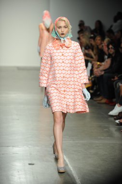 bir model Ivana helsinki bahar 2013 moda şovunda pist yürür