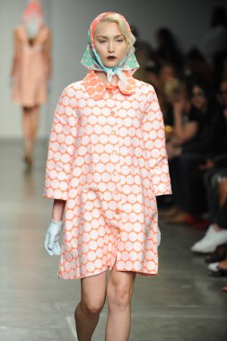 bir model Ivana helsinki bahar 2013 moda şovunda pist yürür