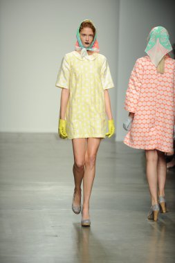 bir model Ivana helsinki bahar 2013 moda şovunda pist yürür