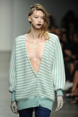 bir model Ivana helsinki bahar 2013 moda şovunda pist yürür