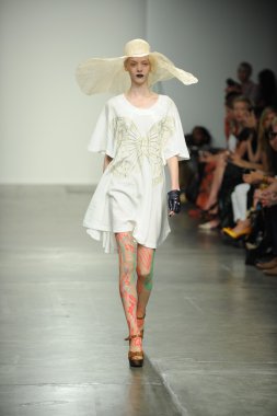 bir model Ivana helsinki bahar 2013 moda şovunda pist yürür