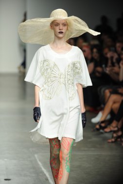 bir model Ivana helsinki bahar 2013 moda şovunda pist yürür