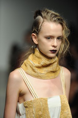 bir model Ivana helsinki bahar 2013 moda şovunda pist yürür