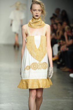 bir model Ivana helsinki bahar 2013 moda şovunda pist yürür