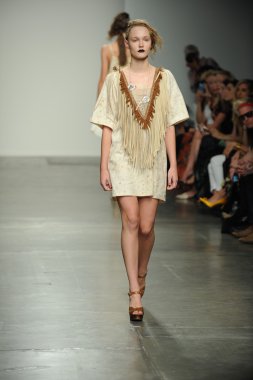 bir model Ivana helsinki bahar 2013 moda şovunda pist yürür