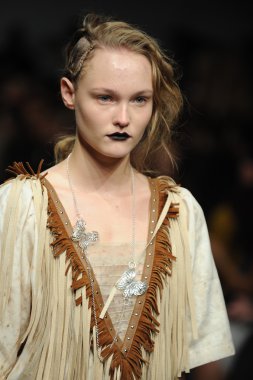 bir model Ivana helsinki bahar 2013 moda şovunda pist yürür