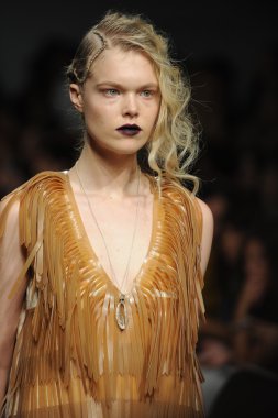 bir model Ivana helsinki bahar 2013 moda şovunda pist yürür