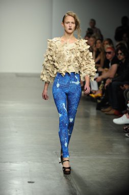 bir model Ivana helsinki bahar 2013 moda şovunda pist yürür