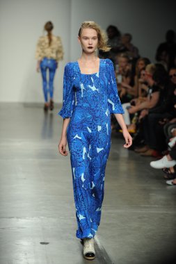 bir model Ivana helsinki bahar 2013 moda şovunda pist yürür