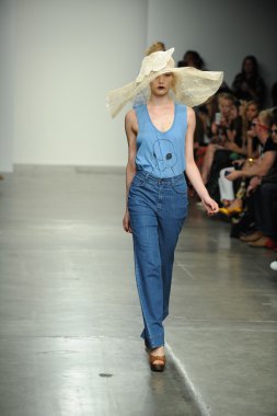 bir model Ivana helsinki bahar 2013 moda şovunda pist yürür