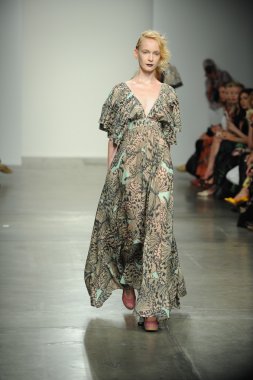 bir model Ivana helsinki bahar 2013 moda şovunda pist yürür