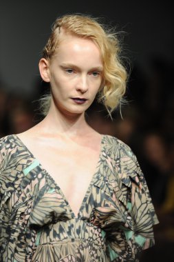 bir model Ivana helsinki bahar 2013 moda şovunda pist yürür