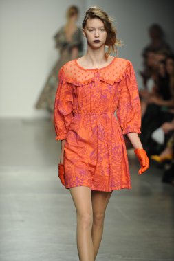 bir model Ivana helsinki bahar 2013 moda şovunda pist yürür
