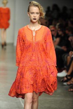 bir model Ivana helsinki bahar 2013 moda şovunda pist yürür