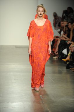 bir model Ivana helsinki bahar 2013 moda şovunda pist yürür