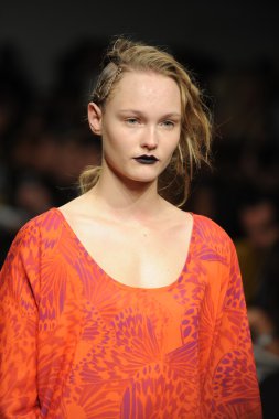 bir model Ivana helsinki bahar 2013 moda şovunda pist yürür