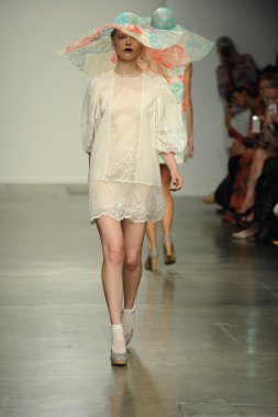 bir model Ivana helsinki bahar 2013 moda şovunda pist yürür