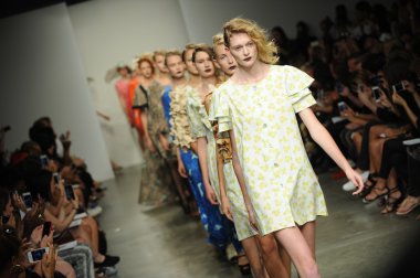 bir model Ivana helsinki bahar 2013 moda şovunda pist yürür