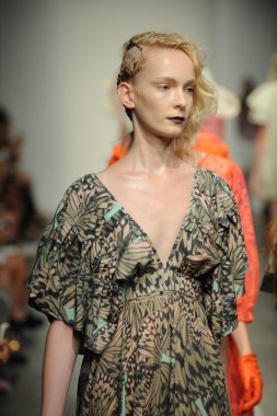 bir model Ivana helsinki bahar 2013 moda şovunda pist yürür