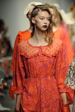 bir model Ivana helsinki bahar 2013 moda şovunda pist yürür