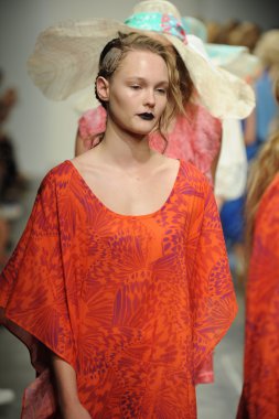 bir model Ivana helsinki bahar 2013 moda şovunda pist yürür