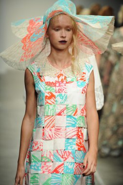 bir model Ivana helsinki bahar 2013 moda şovunda pist yürür