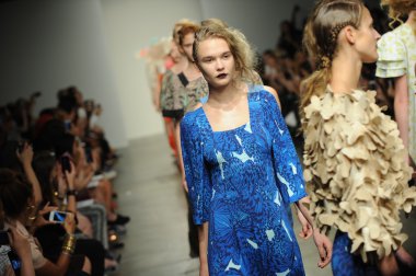 bir model Ivana helsinki bahar 2013 moda şovunda pist yürür