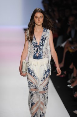 manken BCBGMAXAZRIA göstermek de pist yürür