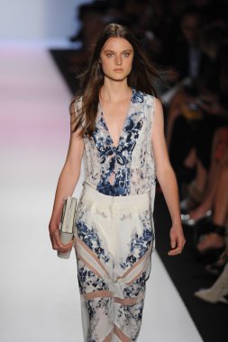 manken BCBGMAXAZRIA göstermek de pist yürür