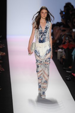 manken BCBGMAXAZRIA göstermek de pist yürür
