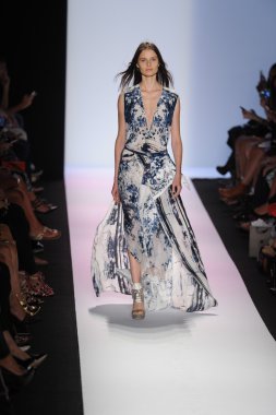 manken BCBGMAXAZRIA göstermek de pist yürür
