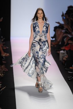 manken BCBGMAXAZRIA göstermek de pist yürür