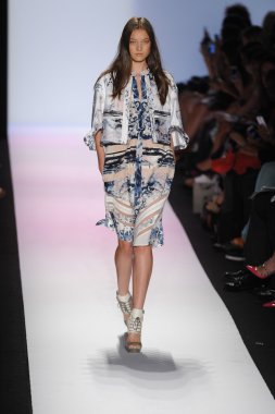 manken BCBGMAXAZRIA göstermek de pist yürür