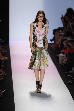 manken BCBGMAXAZRIA göstermek de pist yürür